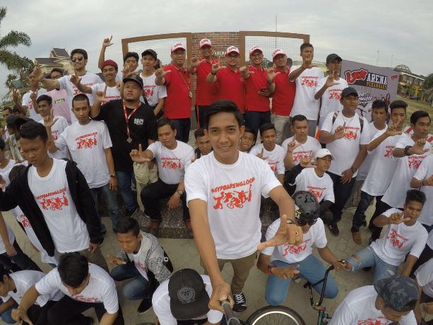 Manajemen Telkomsel dan Kadispar Riau foto bersama anggota komunitas